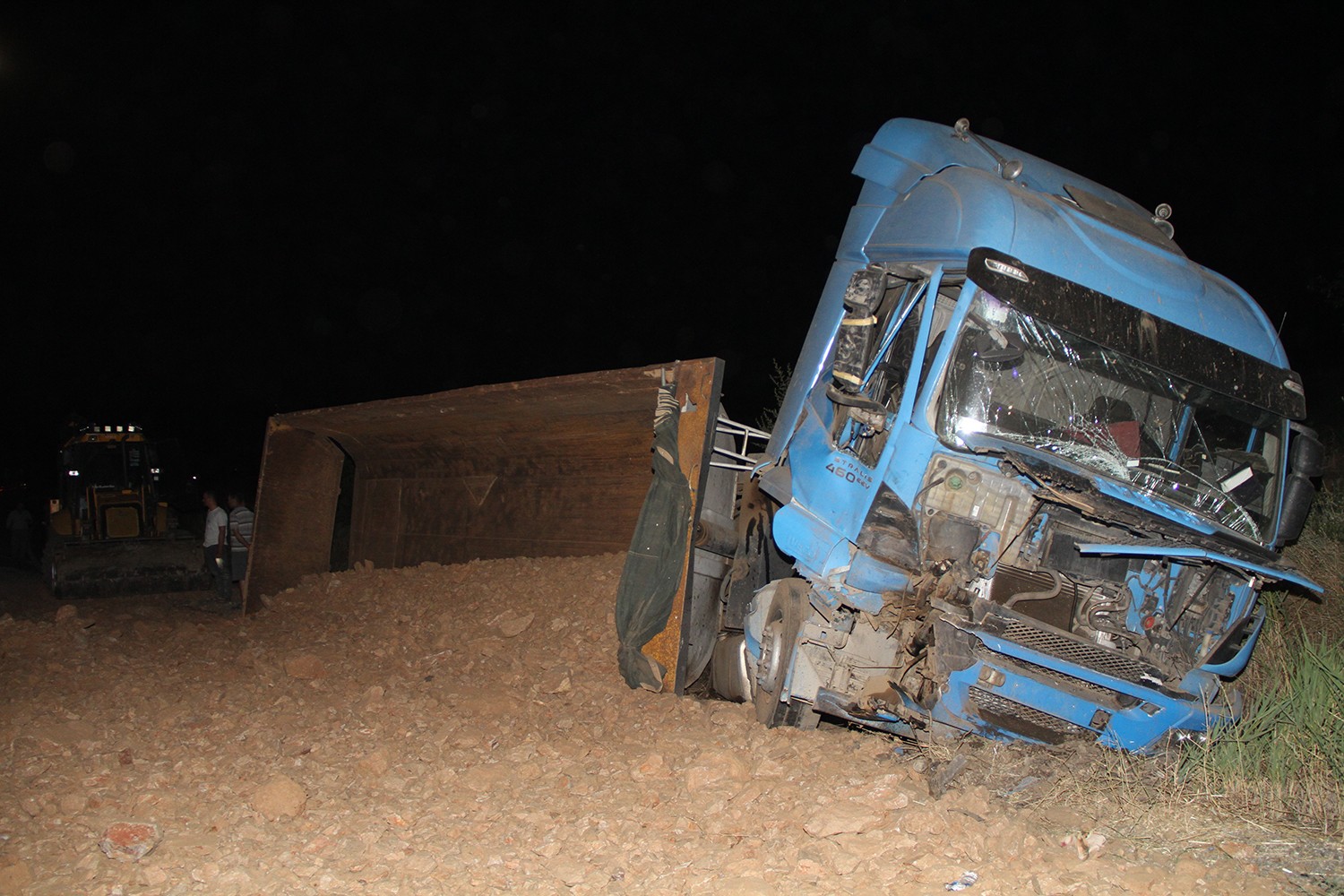  Manisa'da Hafriyat kamyonu traktöre arkadan çarptı; 1 ölü, 1 yaralı - Görsel 1