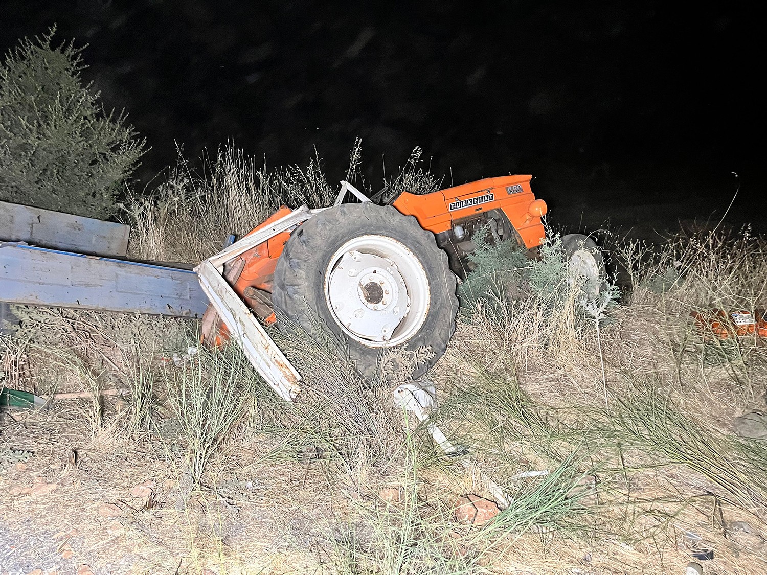  Manisa'da Hafriyat kamyonu traktöre arkadan çarptı; 1 ölü, 1 yaralı - Görsel 2