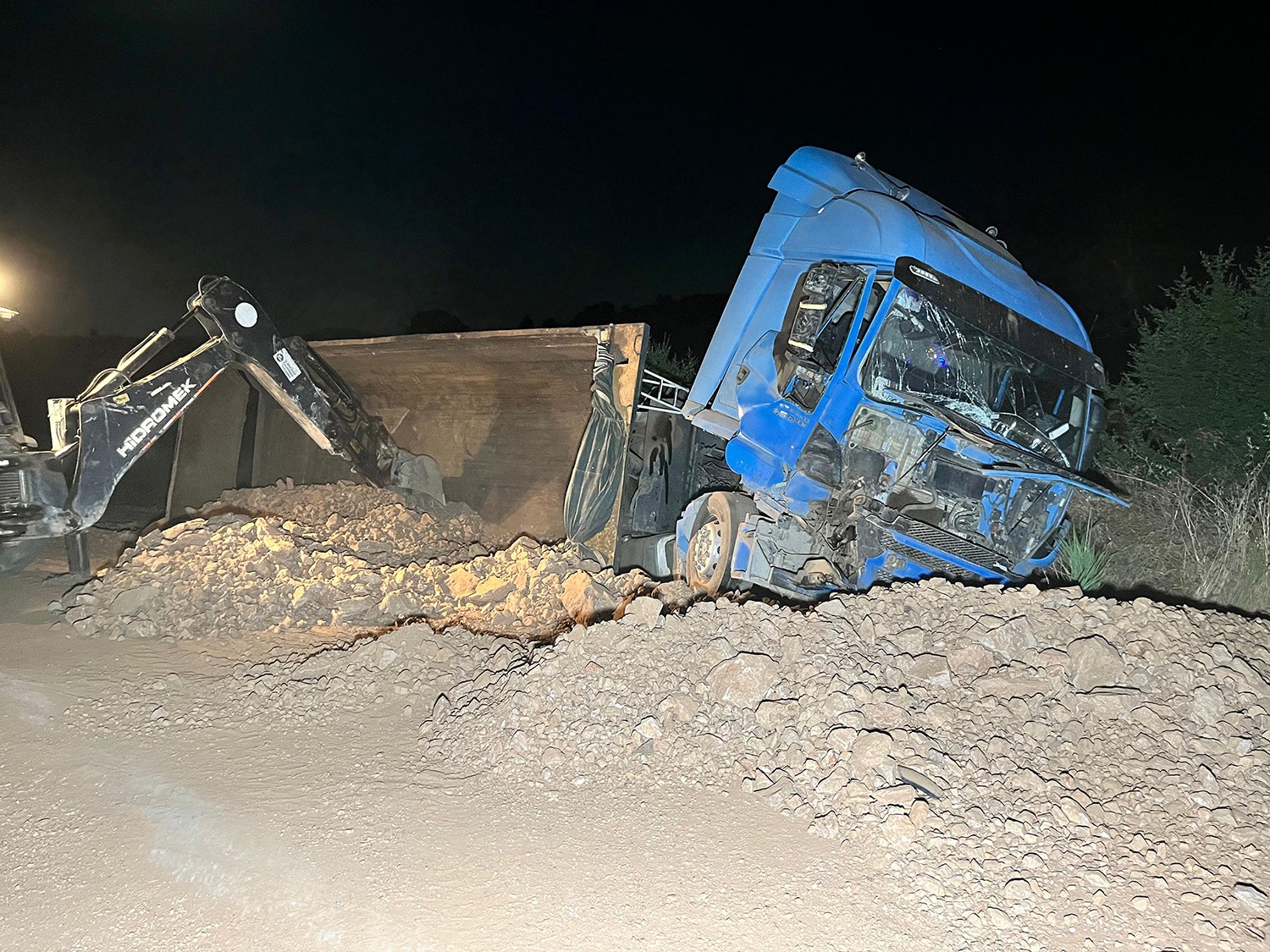  Manisa'da Hafriyat kamyonu traktöre arkadan çarptı; 1 ölü, 1 yaralı - Görsel 3