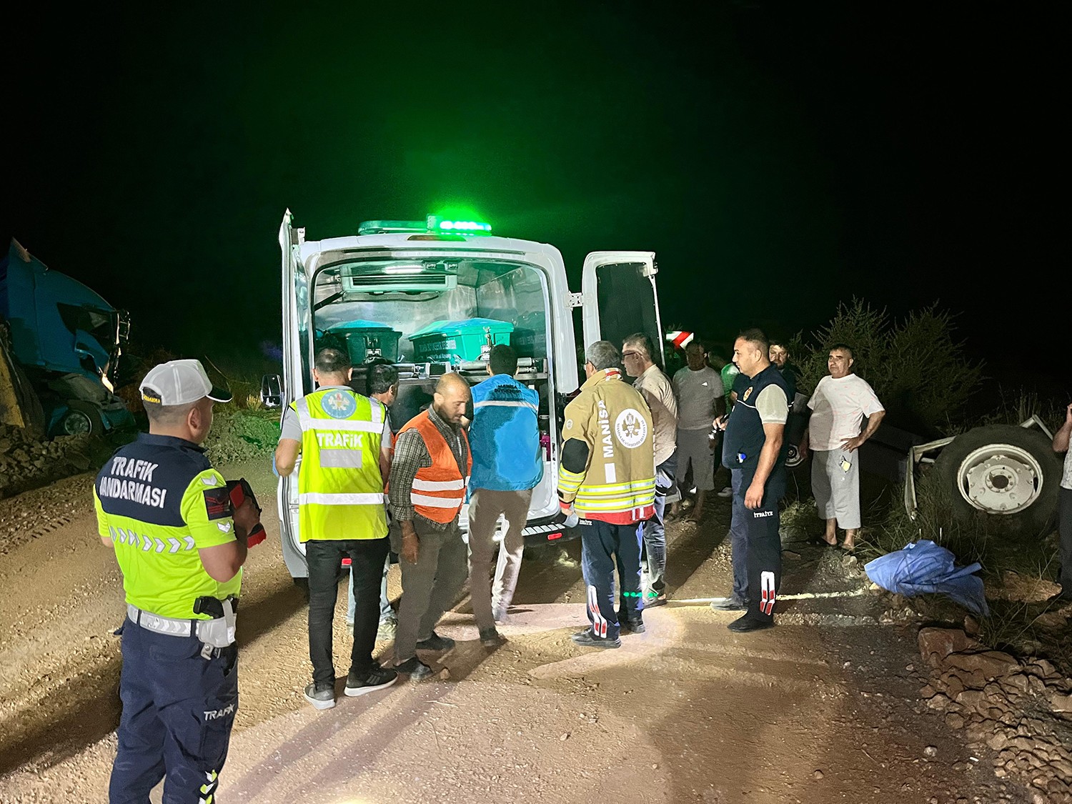  Manisa'da Hafriyat kamyonu traktöre arkadan çarptı; 1 ölü, 1 yaralı - Görsel 4