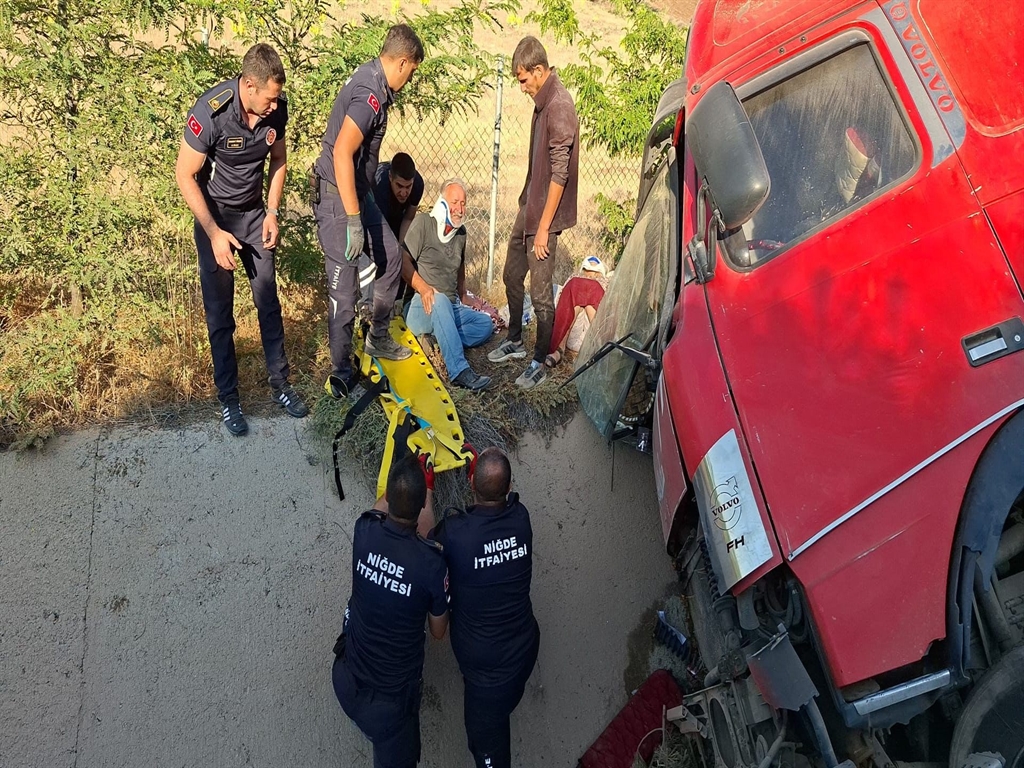 Niğde’de zincirleme kaza: 1’i ağır, 16 yaralı - Görsel 1
