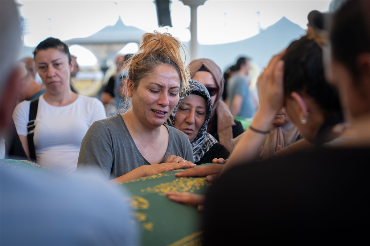 Ankara'da çıkan yangında hayatını kaybeden güvenlik görevlisinin cenazesi toprağa verildi - Görsel 2