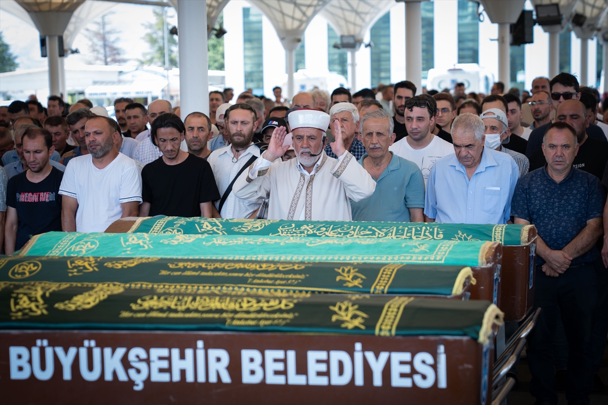Ankara'da çıkan yangında hayatını kaybeden güvenlik görevlisinin cenazesi toprağa verildi - Görsel 4