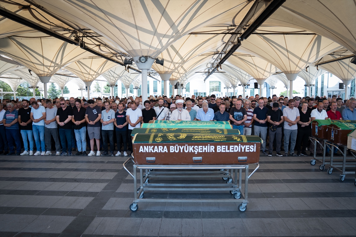 Ankara'da çıkan yangında hayatını kaybeden güvenlik görevlisinin cenazesi toprağa verildi - Görsel 5