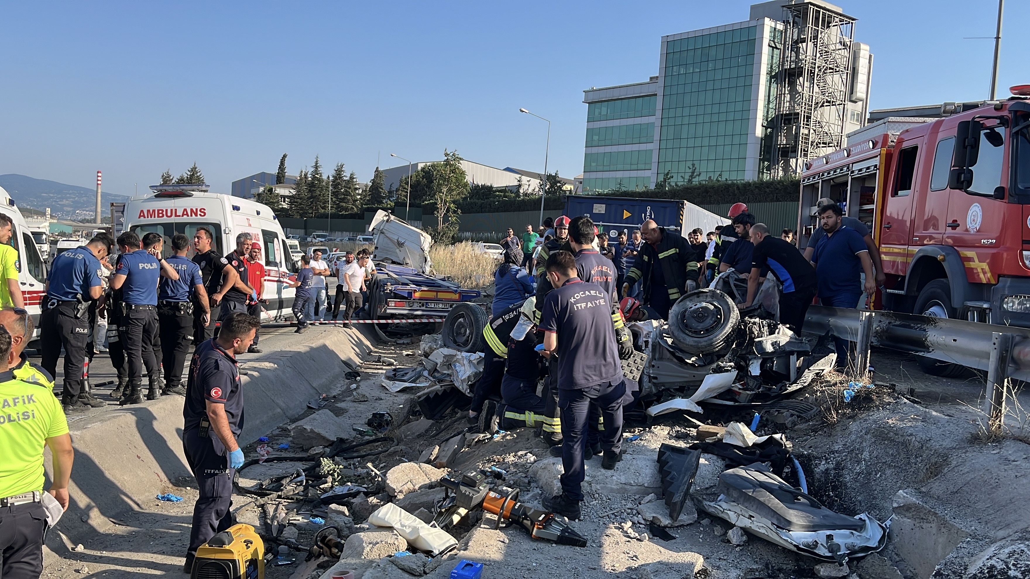 Kocaeli’de iki otomobil ve TIR çarpıştı; 5 ölü, 1 yaralı  - Görsel 1