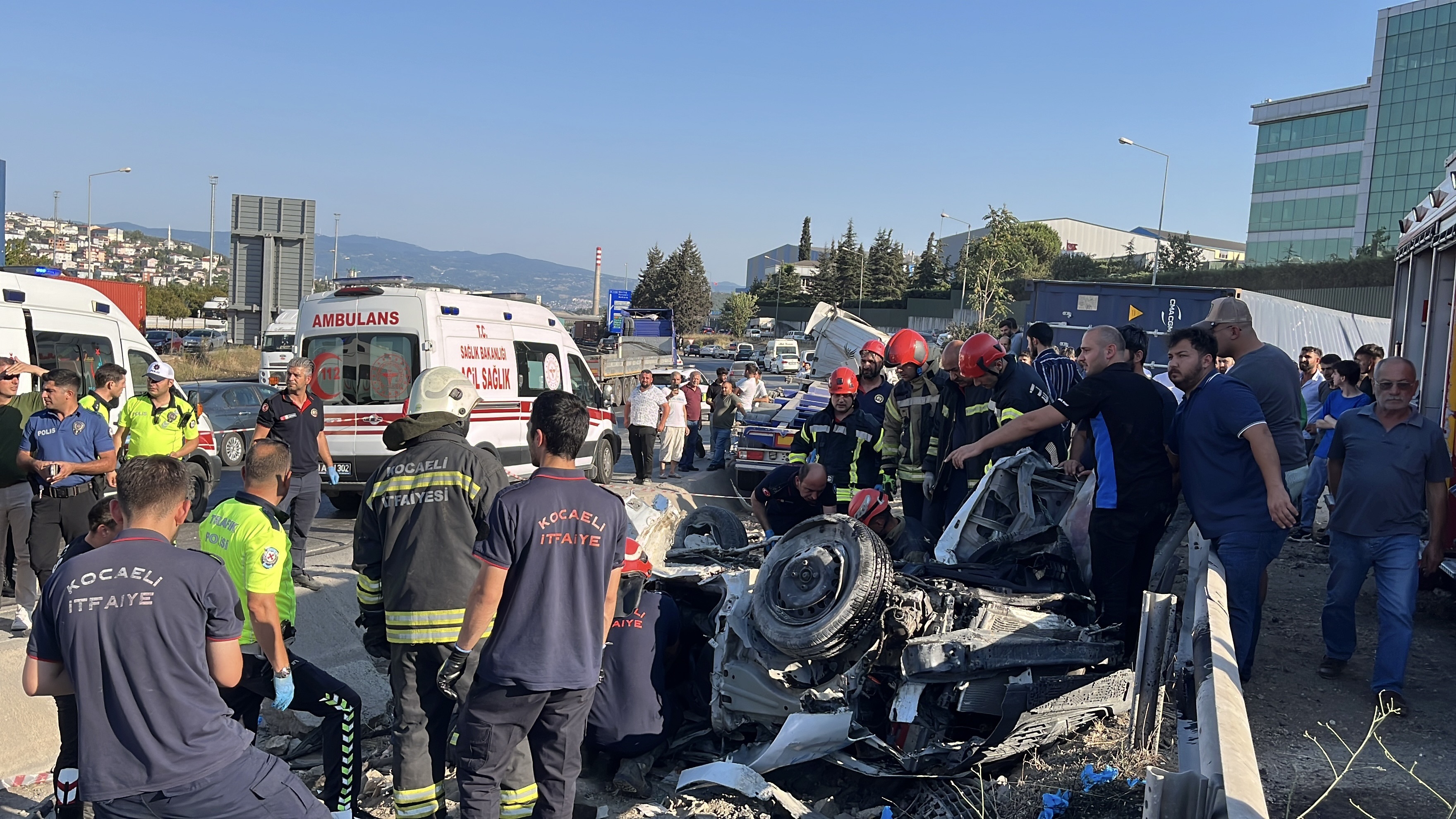 Kocaeli’de iki otomobil ve TIR çarpıştı; 5 ölü, 1 yaralı  - Görsel 2