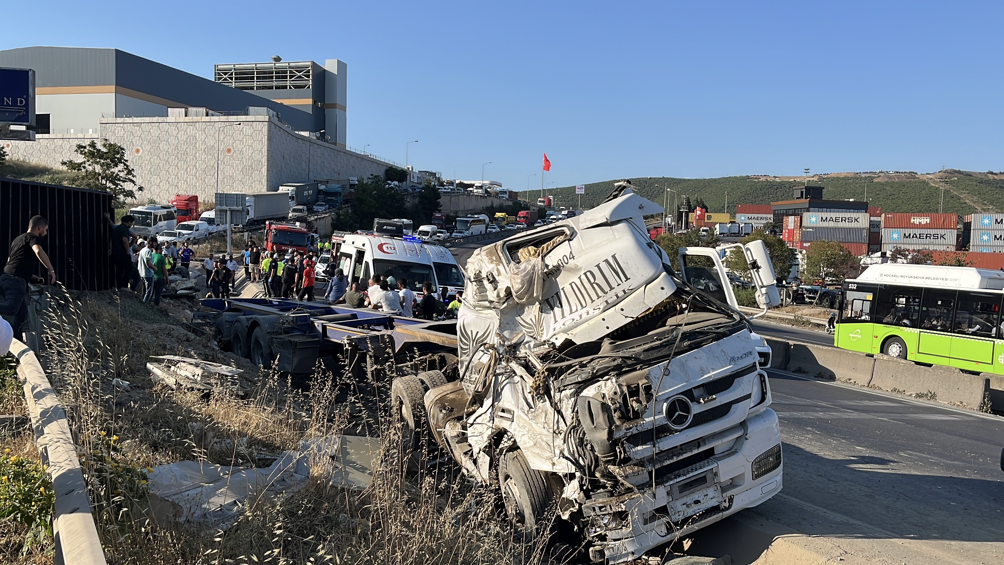 Kocaeli’de iki otomobil ve TIR çarpıştı; 5 ölü, 1 yaralı  - Görsel 3