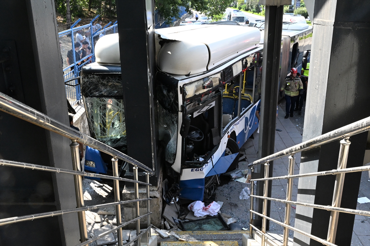 Ankara'da belediye otobüsü önce iki araca, sonra üst geçide çarptı; 20 yaralı - Görsel 1
