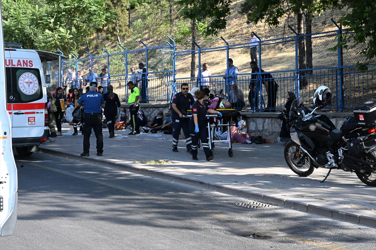 Ankara'da belediye otobüsü önce iki araca, sonra üst geçide çarptı; 20 yaralı - Görsel 2