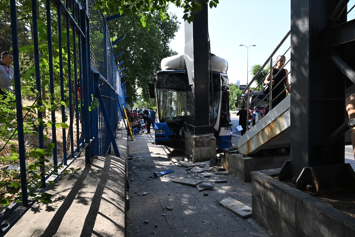 Ankara'da belediye otobüsü önce iki araca, sonra üst geçide çarptı; 20 yaralı - Görsel 3