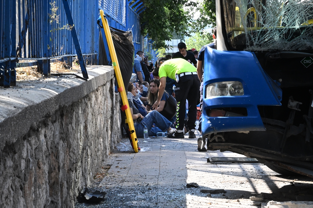 Ankara'da belediye otobüsü önce iki araca, sonra üst geçide çarptı; 20 yaralı - Görsel 4