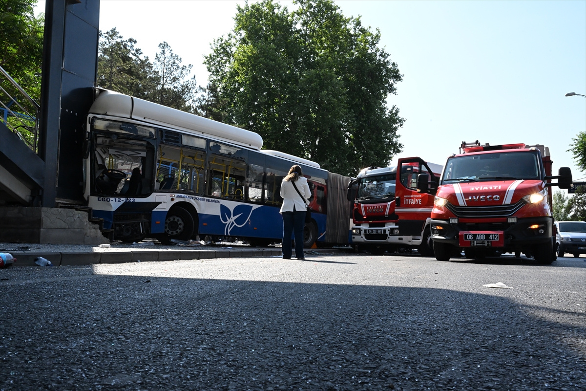 Ankara'da belediye otobüsü önce iki araca, sonra üst geçide çarptı; 20 yaralı - Görsel 6
