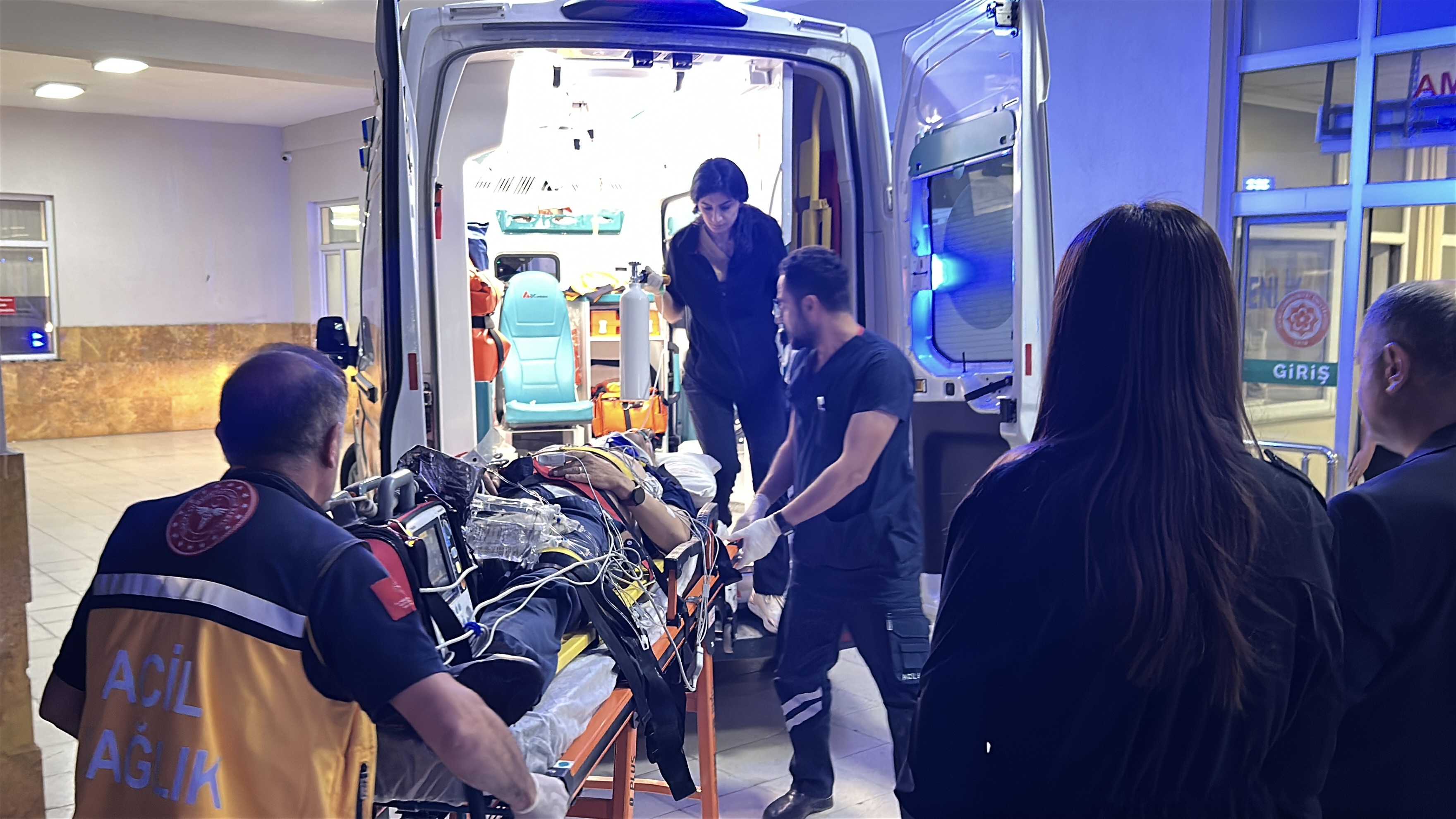 Eski Bitlis Valisi Karaömeroğlu ve ailesi kazada yaralandı - Görsel 1