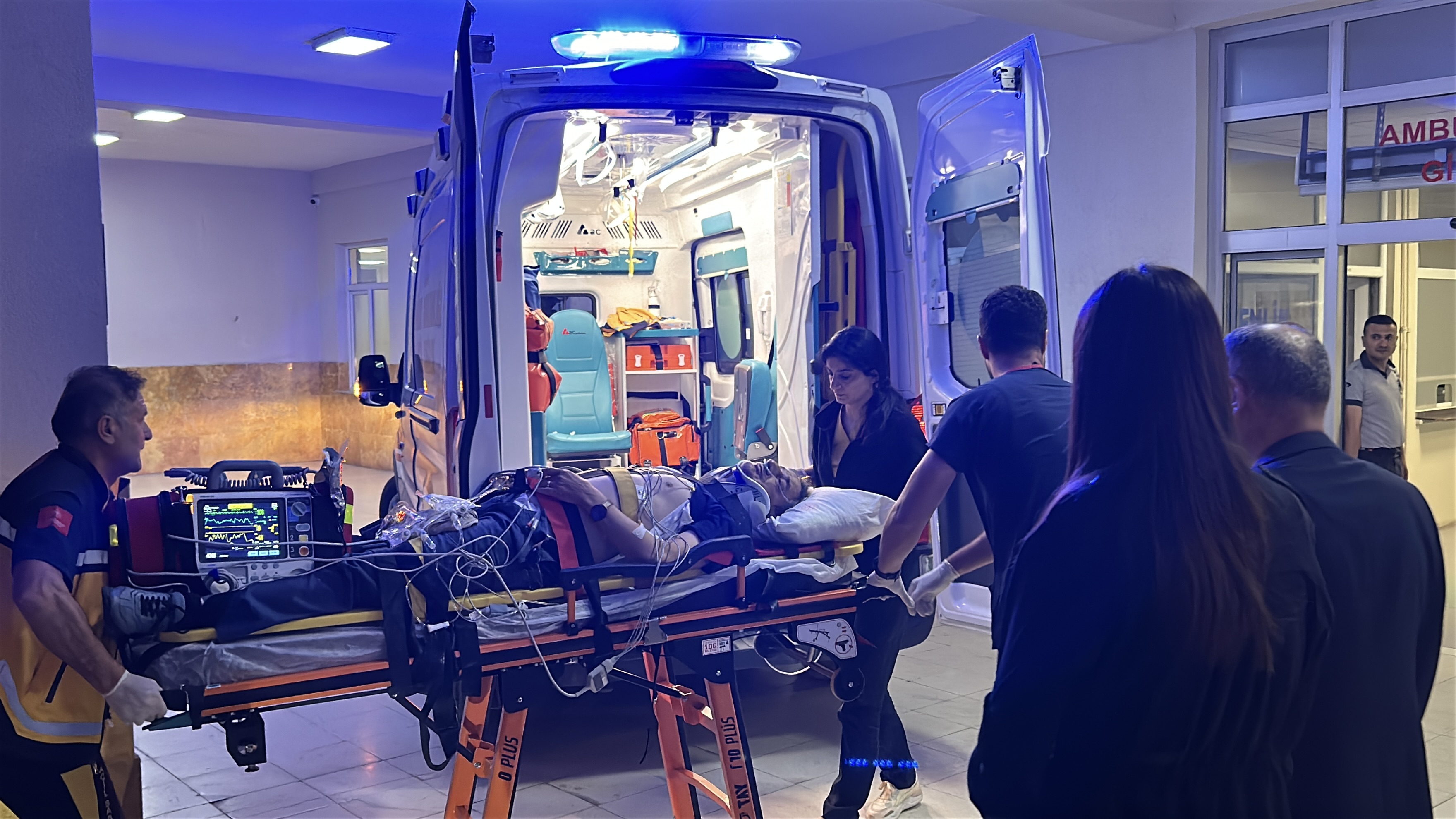 Eski Bitlis Valisi Karaömeroğlu ve ailesi kazada yaralandı - Görsel 2