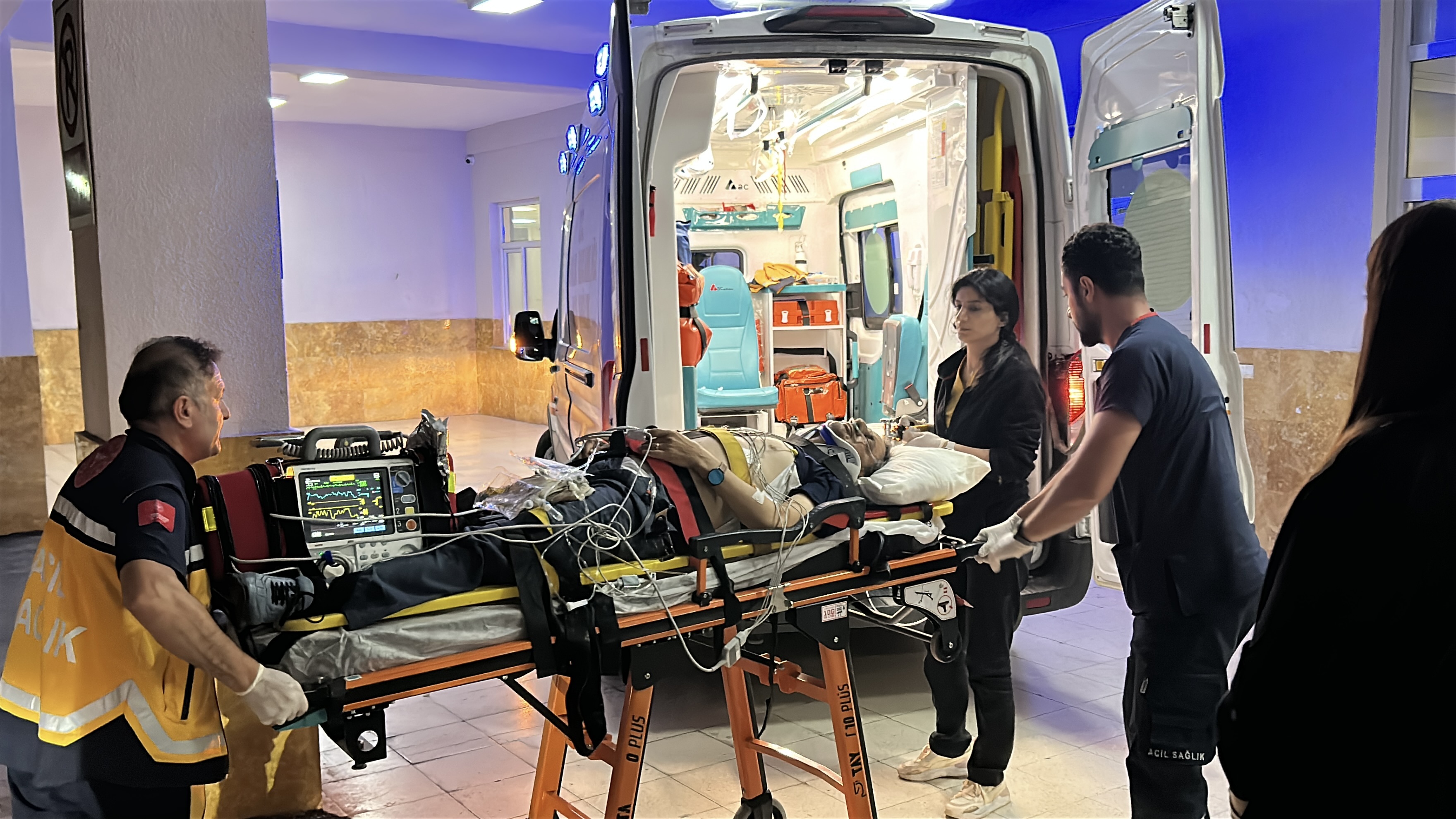 Eski Bitlis Valisi Karaömeroğlu ve ailesi kazada yaralandı - Görsel 3