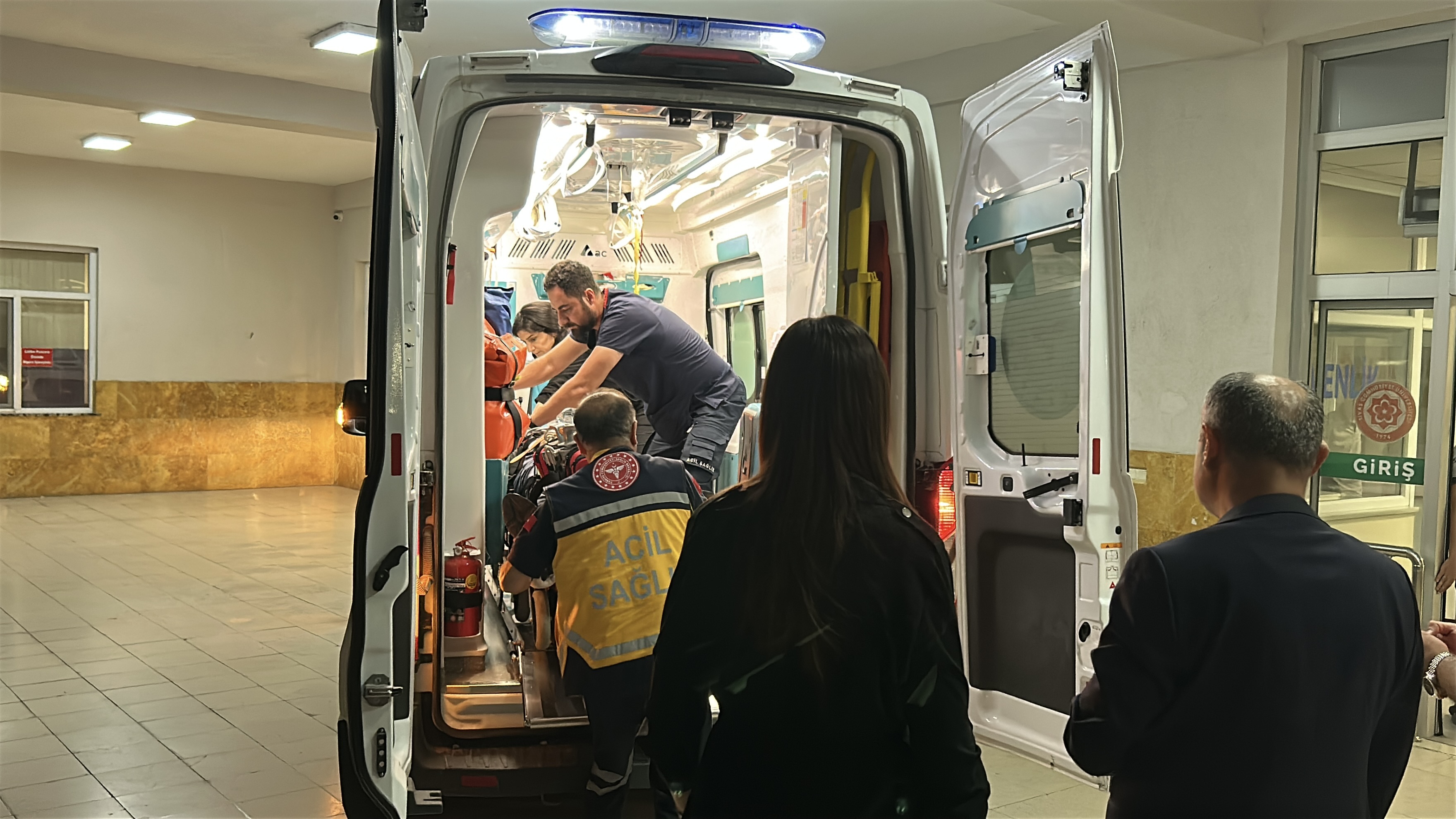 Eski Bitlis Valisi Karaömeroğlu ve ailesi kazada yaralandı - Görsel 4