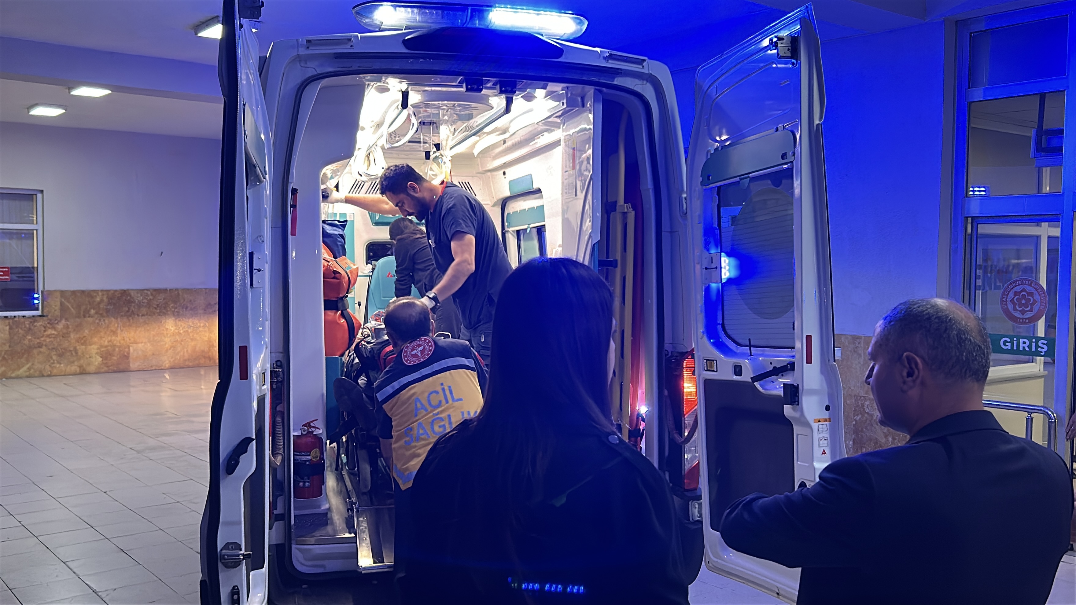 Eski Bitlis Valisi Karaömeroğlu ve ailesi kazada yaralandı - Görsel 5