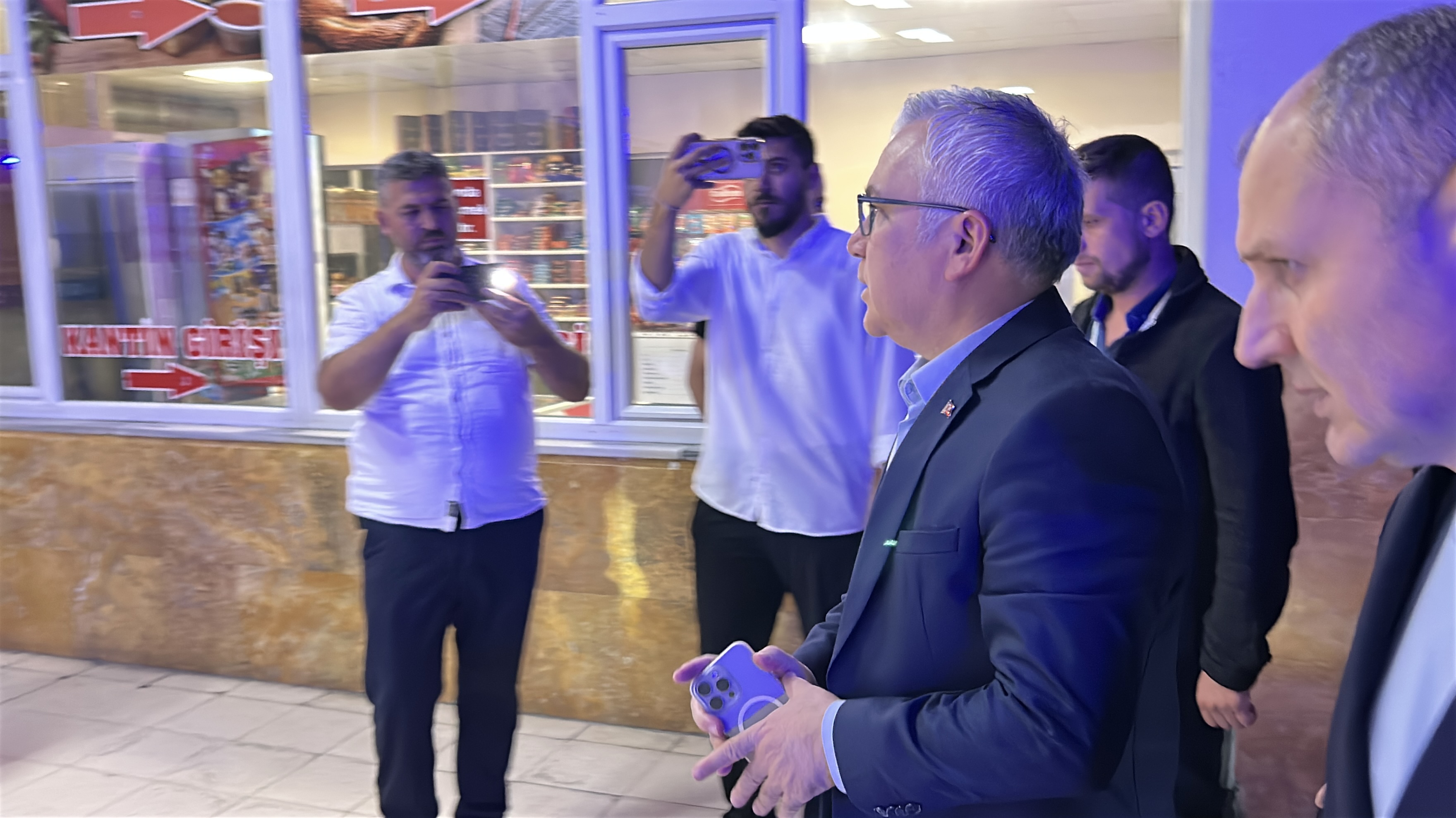 Eski Bitlis Valisi Karaömeroğlu ve ailesi kazada yaralandı - Görsel 6