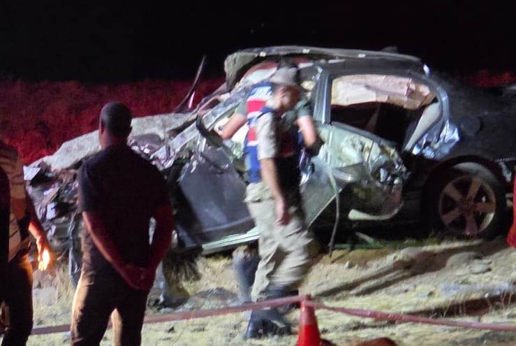 Elazığ’da otomobil yol kenarına devrildi: 2 ölü, 3 yaralı - Görsel 2