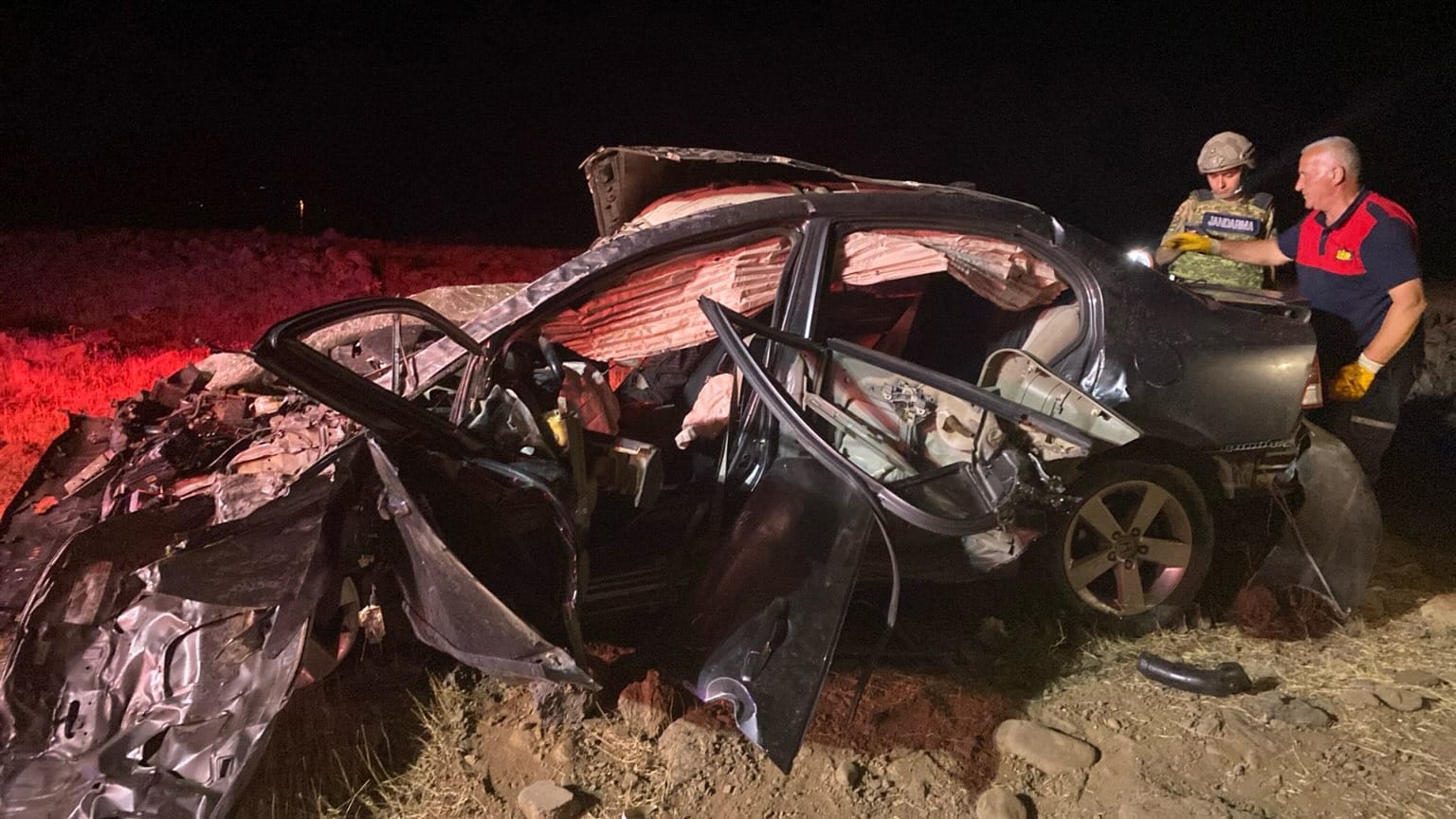 Elazığ’da otomobil yol kenarına devrildi: 2 ölü, 3 yaralı - Görsel 4