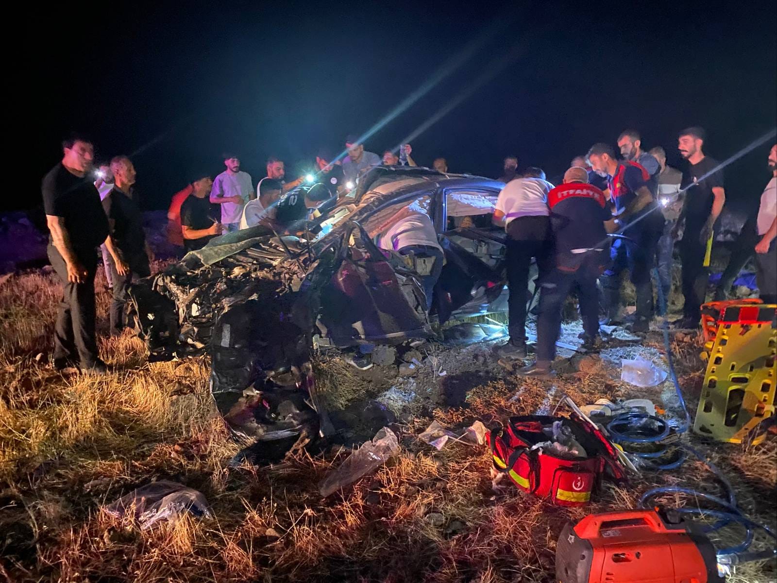 Elazığ’da otomobil yol kenarına devrildi: 2 ölü, 3 yaralı - Görsel 6