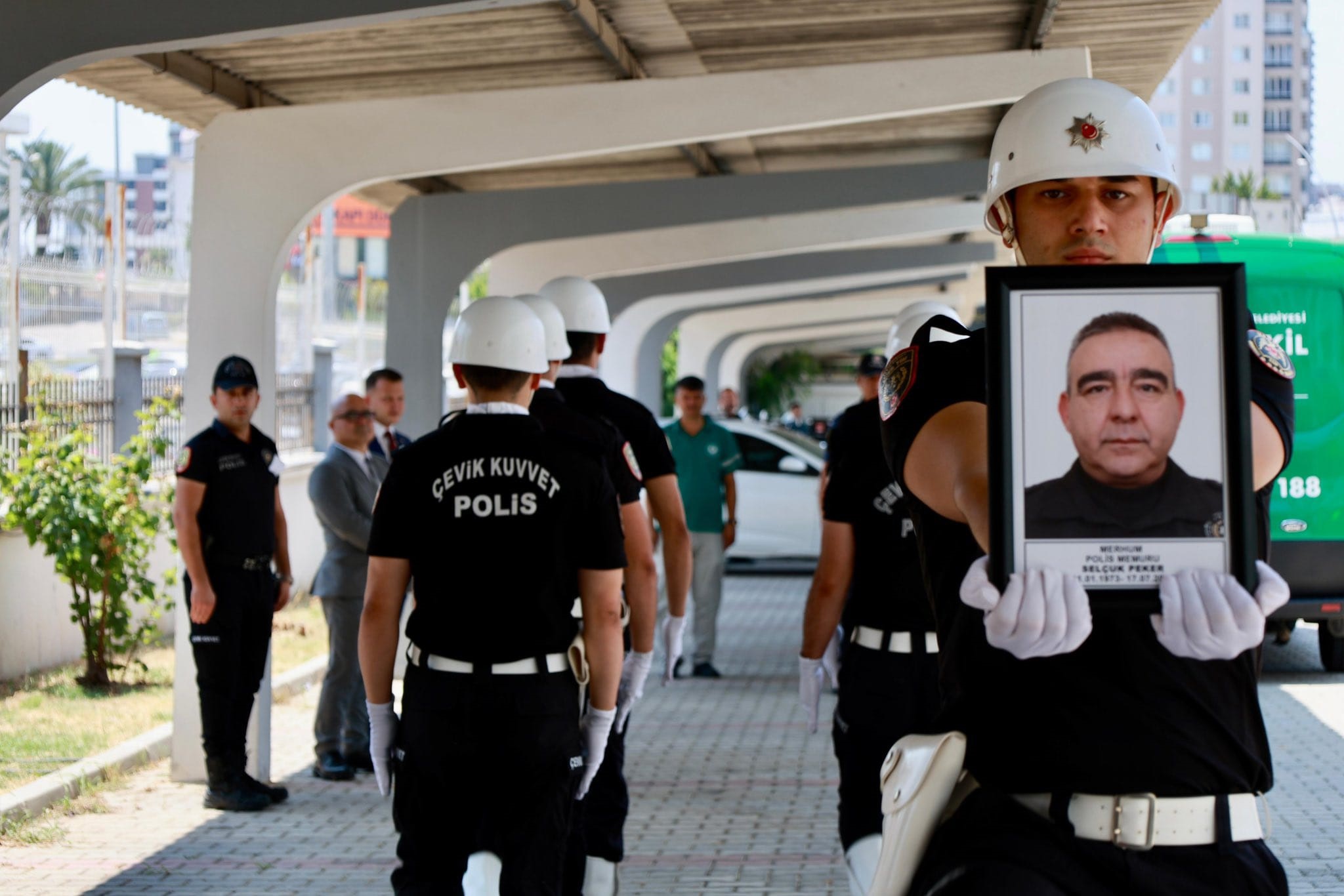 Mersin'de görevi başında kalp krizi geçiren polis yaşamını yitirdi - Görsel 1