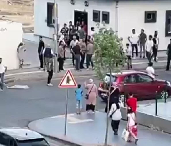 Ağladığı için gezdirdiği çocuğu kucağındayken silahlı kavganın ortasında kalıp ölmüş - Görsel 1