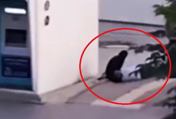 Ağladığı için gezdirdiği çocuğu kucağındayken silahlı kavganın ortasında kalıp ölmüş - Görsel 2