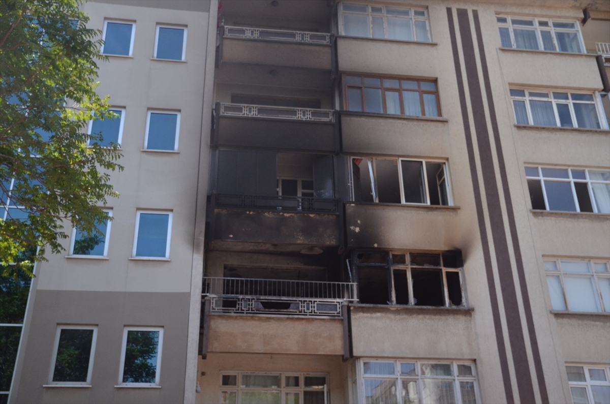 Konya'da apartman dairesinde çıkan yangında 5 kişi dumandan etkilendi - Görsel 1
