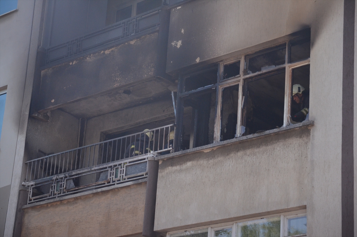 Konya'da apartman dairesinde çıkan yangında 5 kişi dumandan etkilendi - Görsel 3