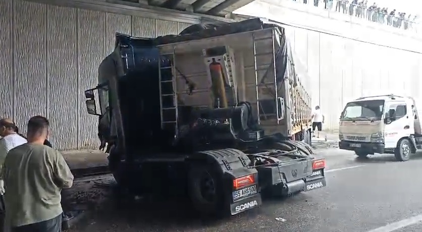 Kastamonu'da karşı yöne geçen otomobil, TIR'a çarptı; 3 ölü, 5 yaralı - Görsel 3