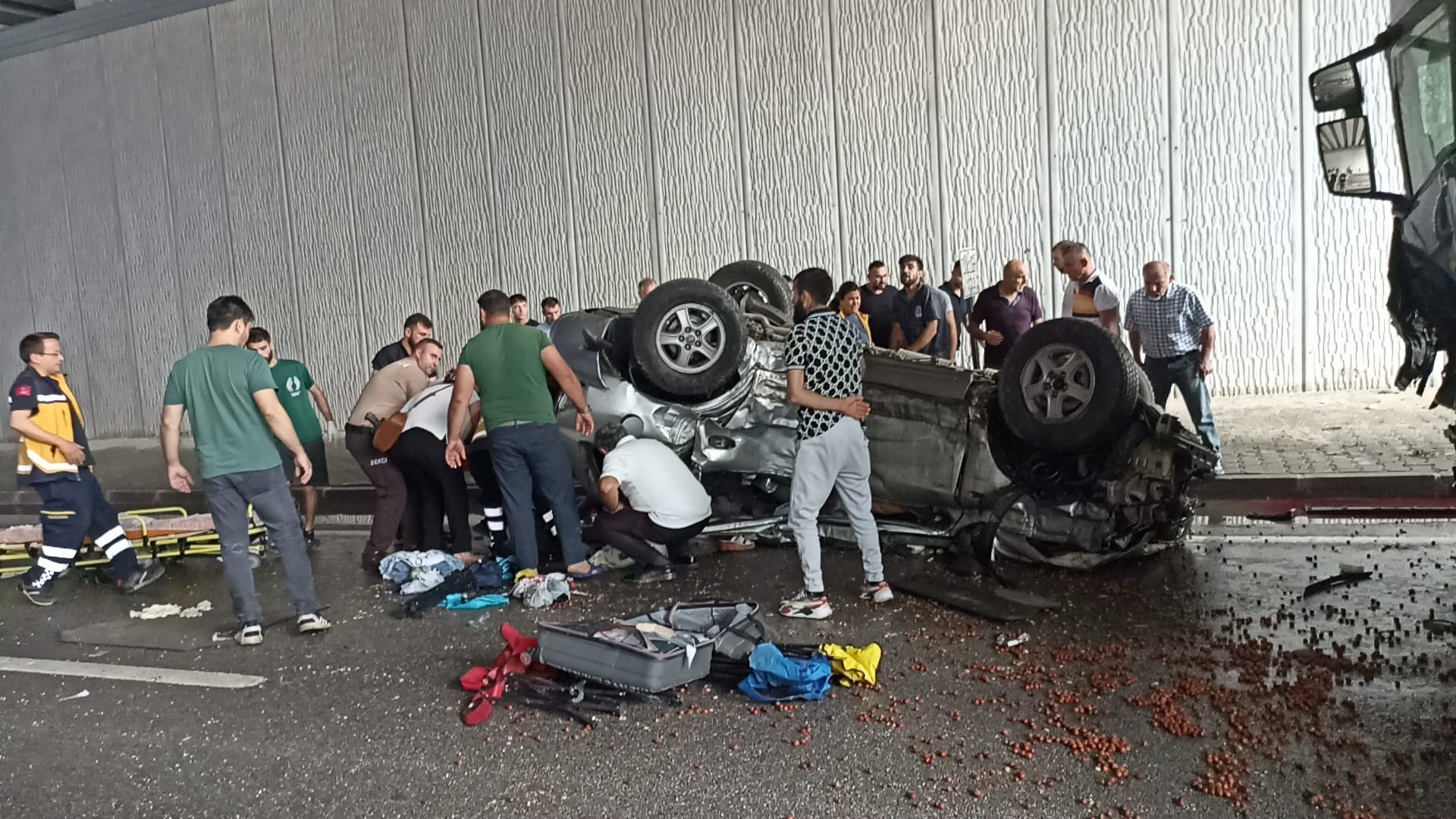 Kastamonu'da karşı yöne geçen otomobil, TIR'a çarptı; 3 ölü, 5 yaralı - Görsel 5