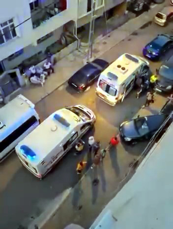 İstanbul - Avcılar'da kavga sonrası eve kaçan şüpheli camı kırdı; 2'si polis, 4 yaralı - Görsel 1
