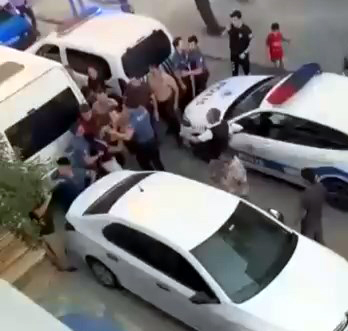 İstanbul - Avcılar'da kavga sonrası eve kaçan şüpheli camı kırdı; 2'si polis, 4 yaralı - Görsel 2