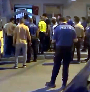İstanbul - Avcılar'da kavga sonrası eve kaçan şüpheli camı kırdı; 2'si polis, 4 yaralı - Görsel 3