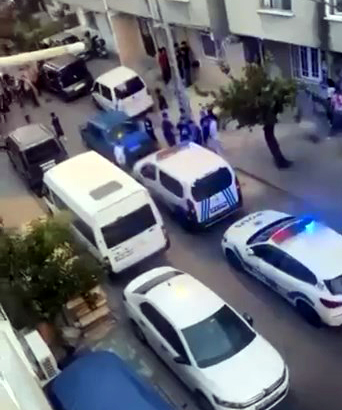 İstanbul - Avcılar'da kavga sonrası eve kaçan şüpheli camı kırdı; 2'si polis, 4 yaralı - Görsel 4