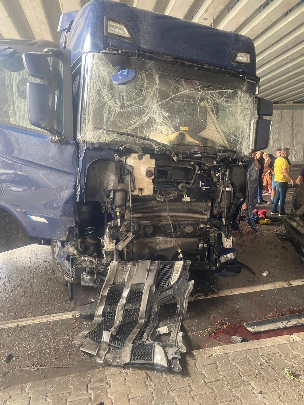 Kastamonu'da karşı yöne geçen otomobil, TIR'a çarptı; 3 ölü, 5 yaralı - Görsel 7