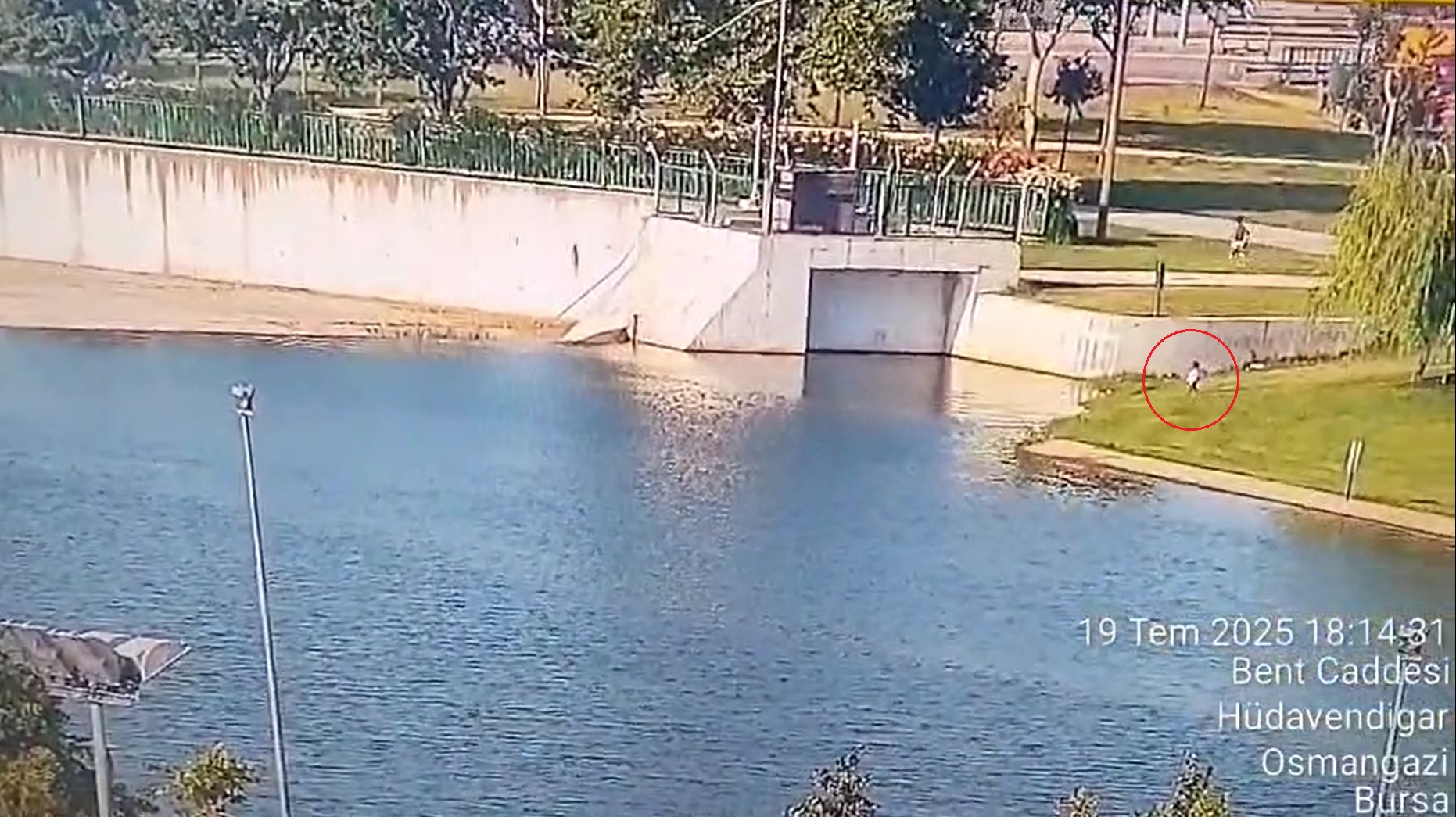 Bursa'da Çaya düşen 1,5 yaşındaki bebeği, parktaki güvenlik görevlisi kurtardı; o anlar kamerada - Görsel 1