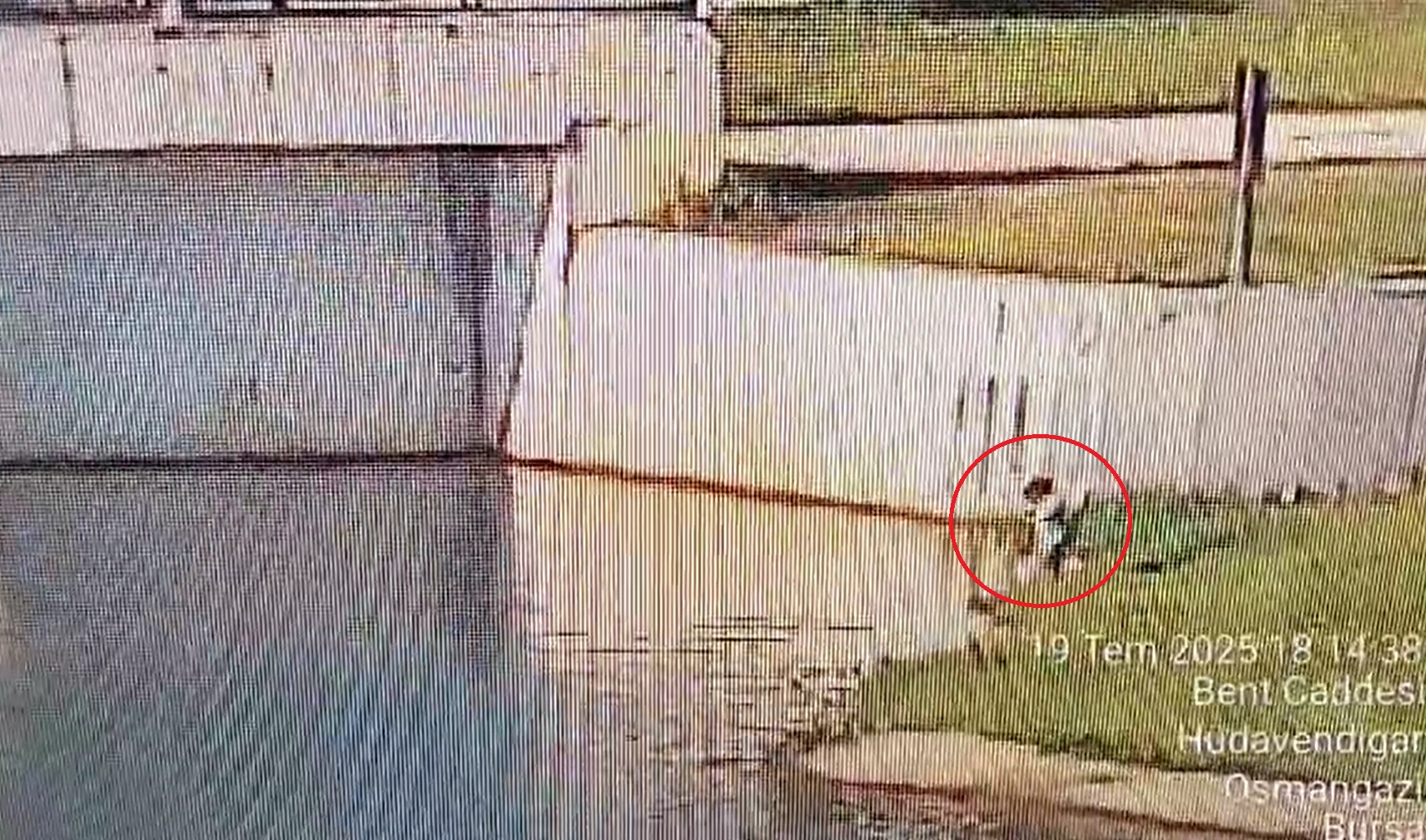 Bursa'da Çaya düşen 1,5 yaşındaki bebeği, parktaki güvenlik görevlisi kurtardı; o anlar kamerada - Görsel 2