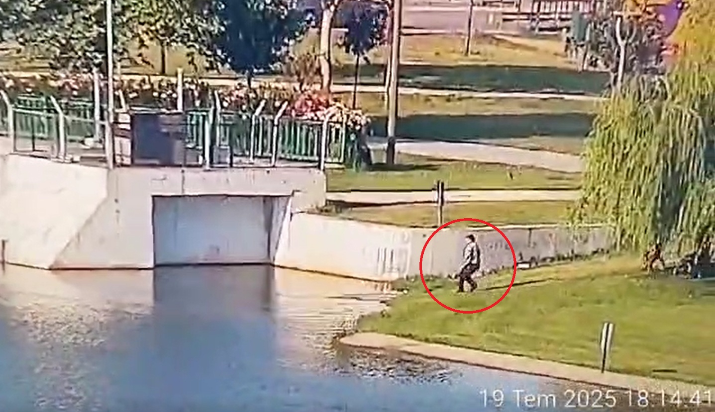 Bursa'da Çaya düşen 1,5 yaşındaki bebeği, parktaki güvenlik görevlisi kurtardı; o anlar kamerada - Görsel 3