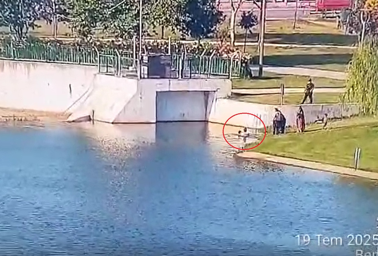 Bursa'da Çaya düşen 1,5 yaşındaki bebeği, parktaki güvenlik görevlisi kurtardı; o anlar kamerada - Görsel 4