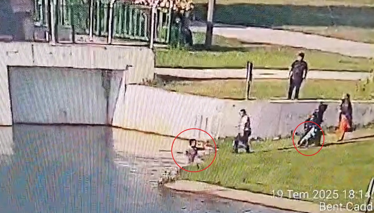 Bursa'da Çaya düşen 1,5 yaşındaki bebeği, parktaki güvenlik görevlisi kurtardı; o anlar kamerada - Görsel 6