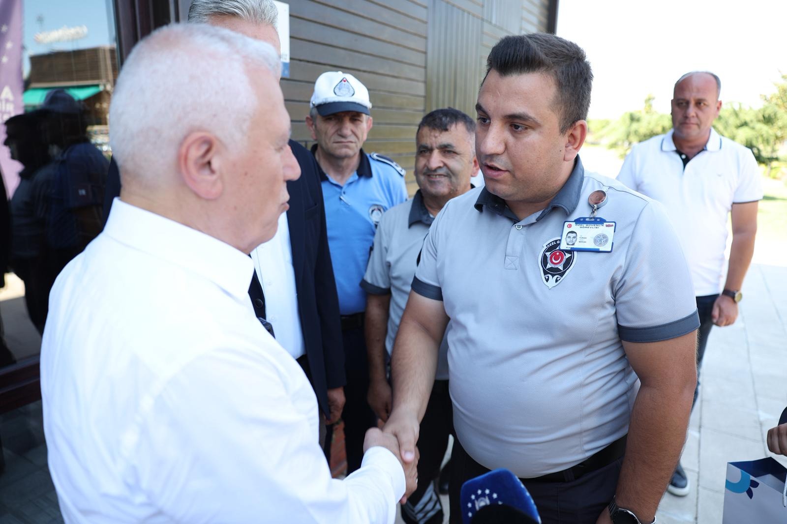 Bursa'da Çaya düşen 1,5 yaşındaki bebeği, parktaki güvenlik görevlisi kurtardı; o anlar kamerada - Görsel 8