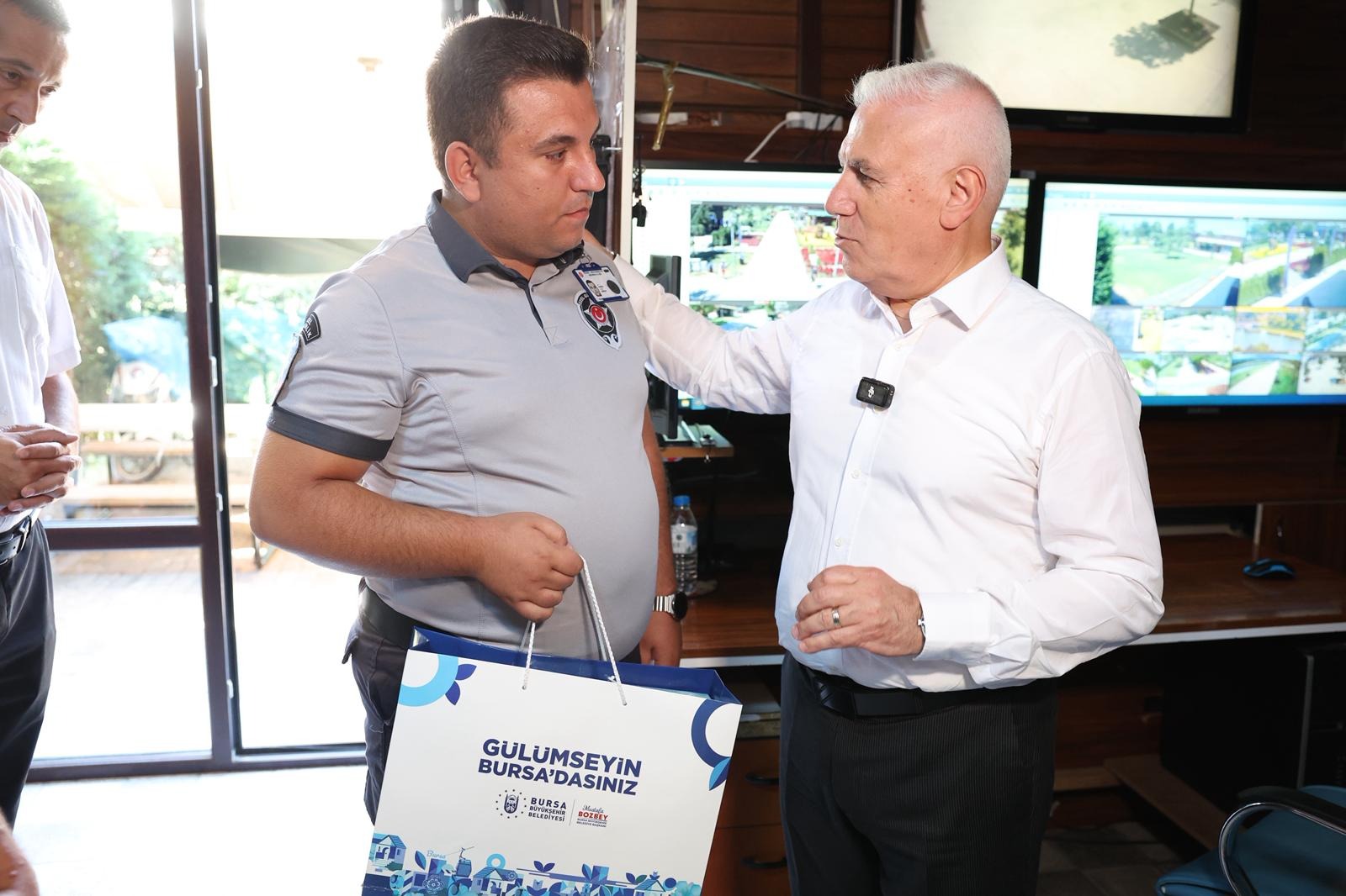 Bursa'da Çaya düşen 1,5 yaşındaki bebeği, parktaki güvenlik görevlisi kurtardı; o anlar kamerada - Görsel 9