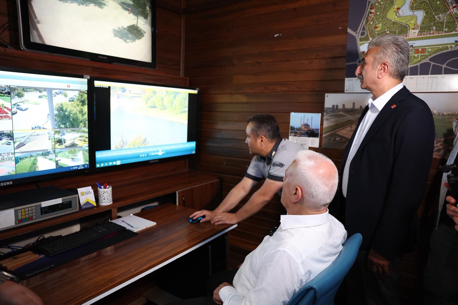 Bursa'da Çaya düşen 1,5 yaşındaki bebeği, parktaki güvenlik görevlisi kurtardı; o anlar kamerada - Görsel 10