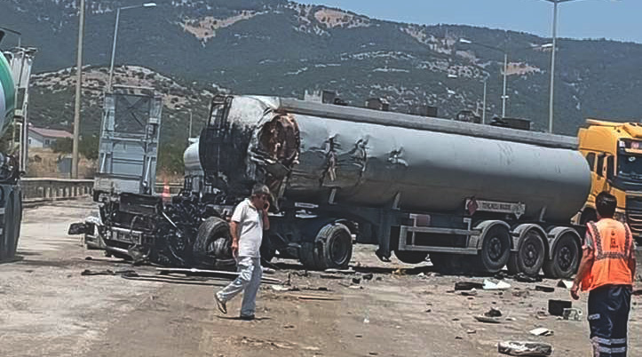 Gaziantep’te tanker ile çekici çarpıştı: 2 ölü - Görsel 1