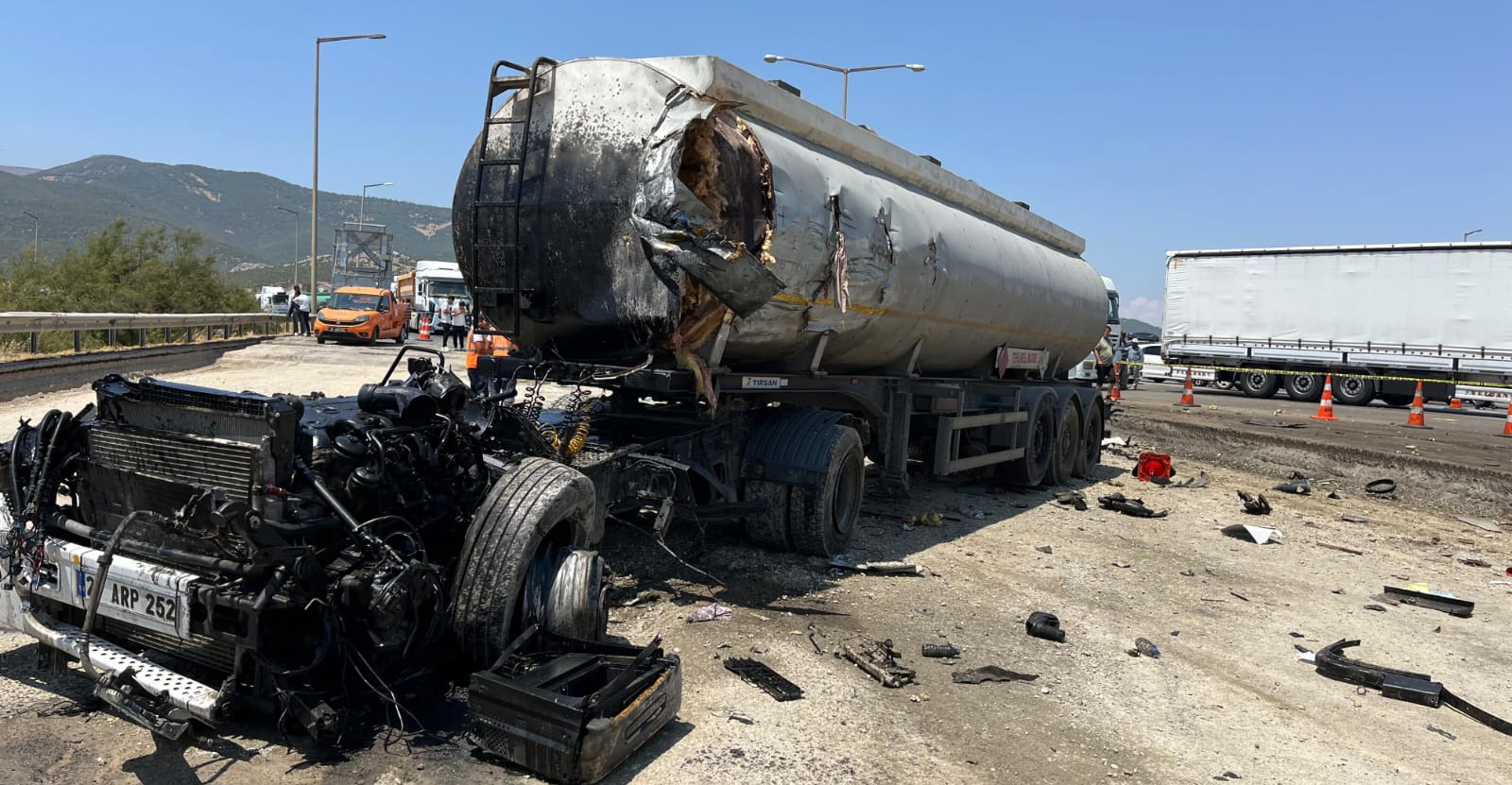 Gaziantep’te tanker ile çekici çarpıştı: 2 ölü - Görsel 2
