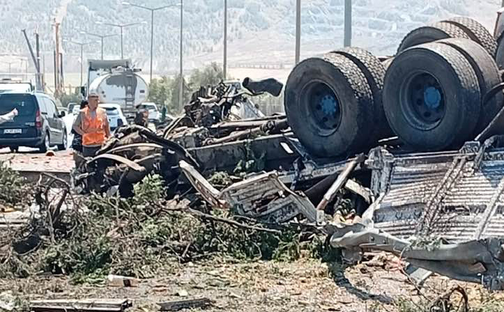 Gaziantep’te tanker ile çekici çarpıştı: 2 ölü - Görsel 4