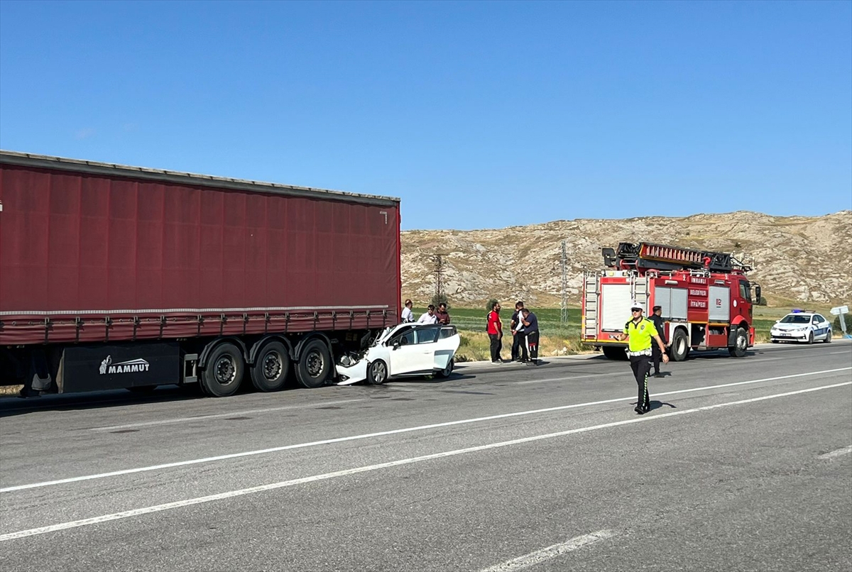 Sivas'ta otomobilin tıra çarptığı kazada 1 çocuk öldü, 5 kişi yaralandı - Görsel 2