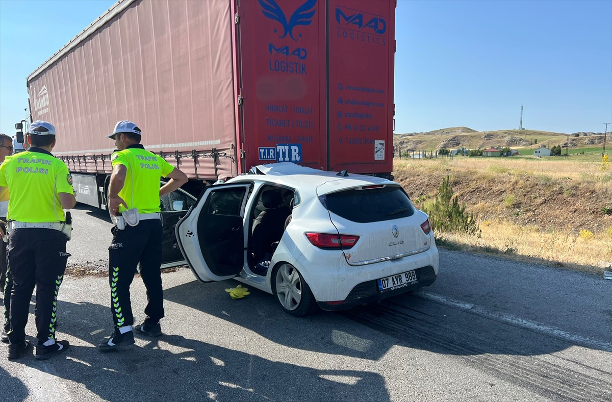 Sivas'ta otomobilin tıra çarptığı kazada 1 çocuk öldü, 5 kişi yaralandı - Görsel 3